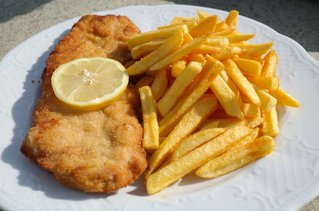 Schnitzel mit Pommes und Zitrone